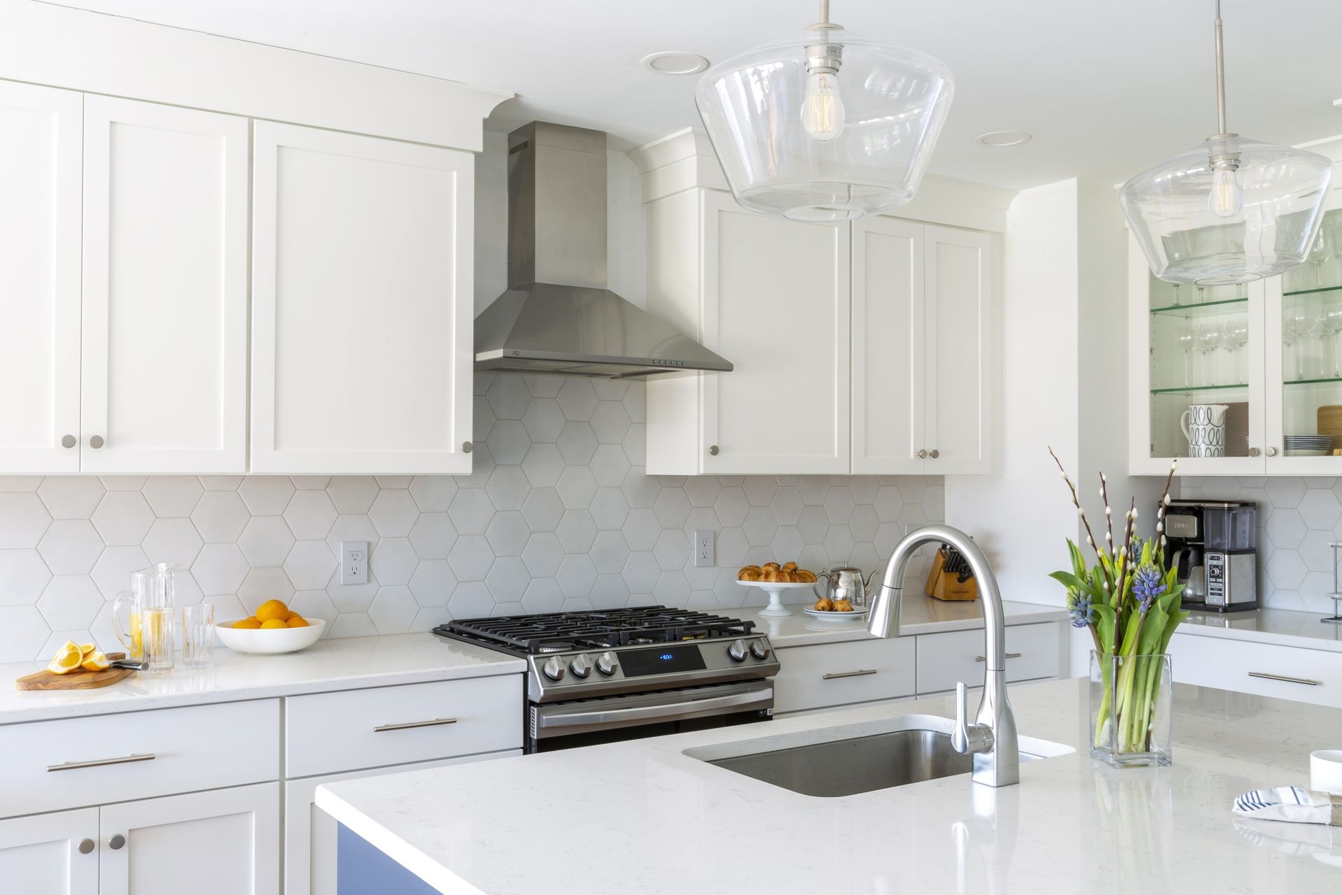 Contemporary kitchen remodel with minimalist design and modern finishes. KraftMaster Kitchen Renovations - New Jersey